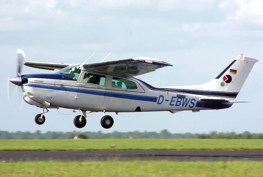 A Cessna 210J Centurion. CREDIT: Arpingstone