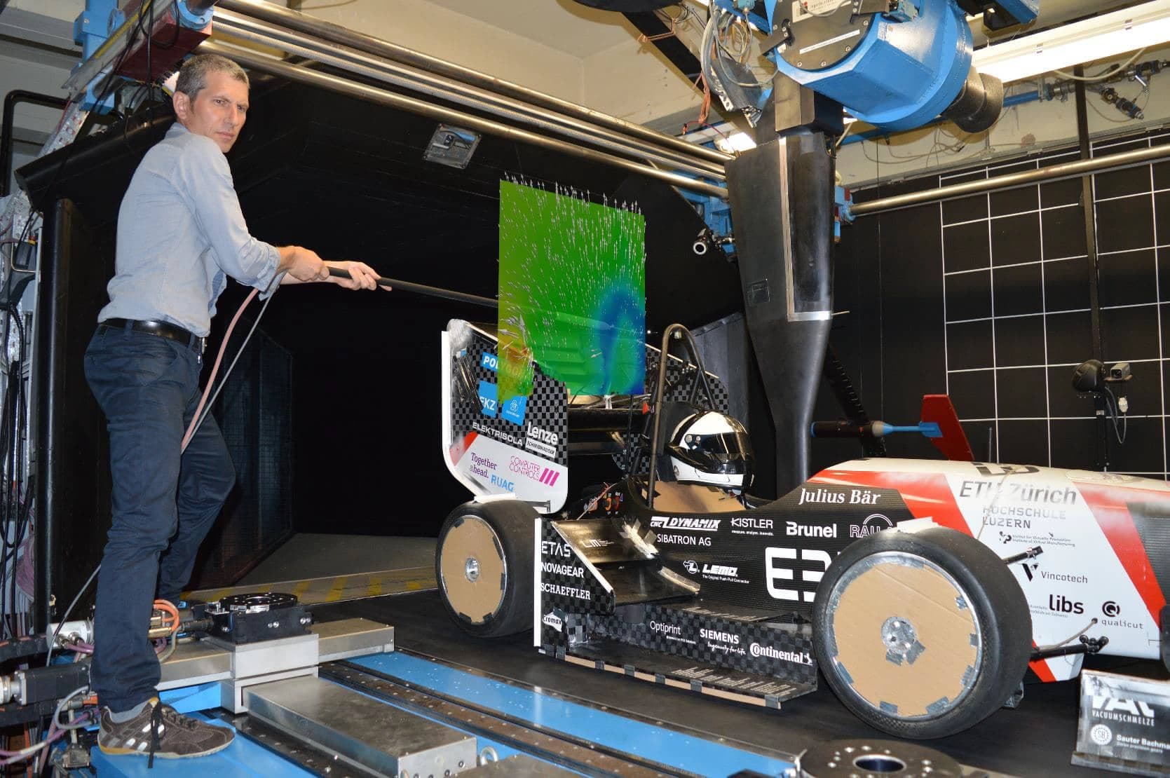 3D flow measurement around the car using a probe & tracking system.