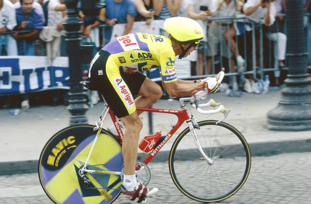 Greg Lemond in aerodynamic position - Tour de France 1989 - Image credit: capovelo.com