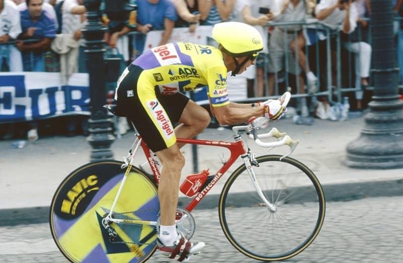 Greg LeMond in aerodynamic position during the final stage of the 1989 Tour de FRance - image credit: capovelo.Com
